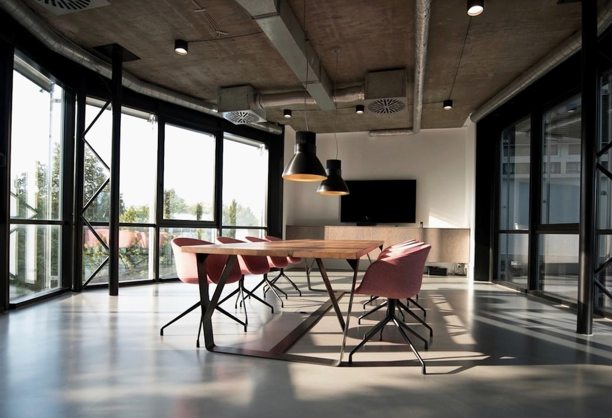 arbeitsplatz mit laptop