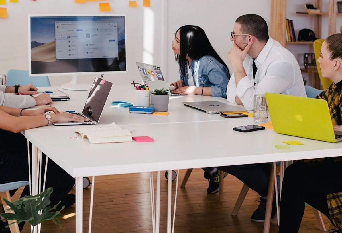 arbeitsplatz mit dokumenten